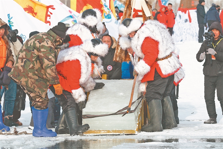 第五届哈尔滨采冰节火热启幕