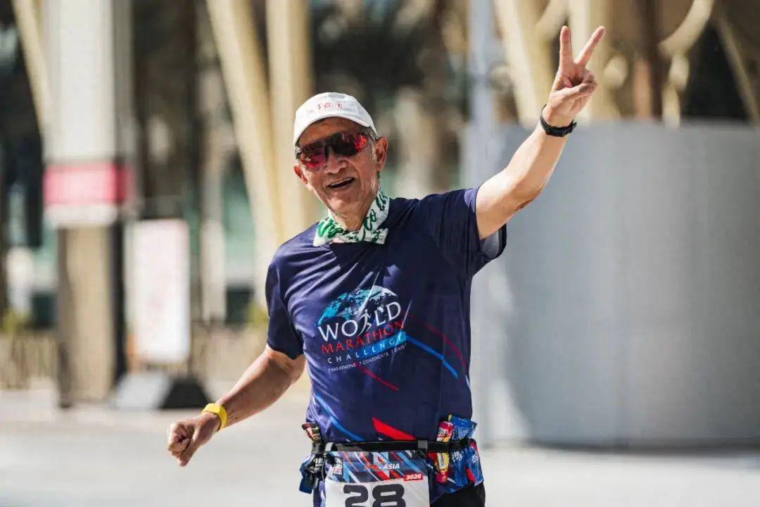 74岁教授成全球最高龄“地狱级”马拉松完赛者